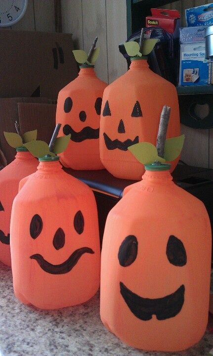 Milk jug pumpkins via Midwest Dairy #WI #Milk Halloween Milk Jugs, Milk Jug Crafts, Mascaras Halloween, Adornos Halloween, Easy Halloween Crafts, Milk Jugs, Popsicle Stick Crafts, Orange Paint, Popsicle Stick