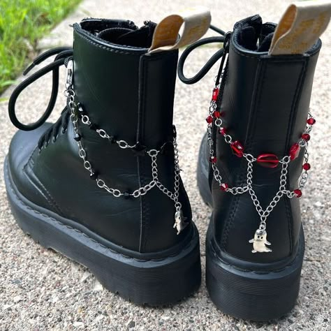 Boot Chains Diy, Shoe Chains, Shoe Accessories Diy, Boots Diy, Punk Style Outfits, Boot Chains, Beaded Shoes, Bling Shoes, Goth Jewelry