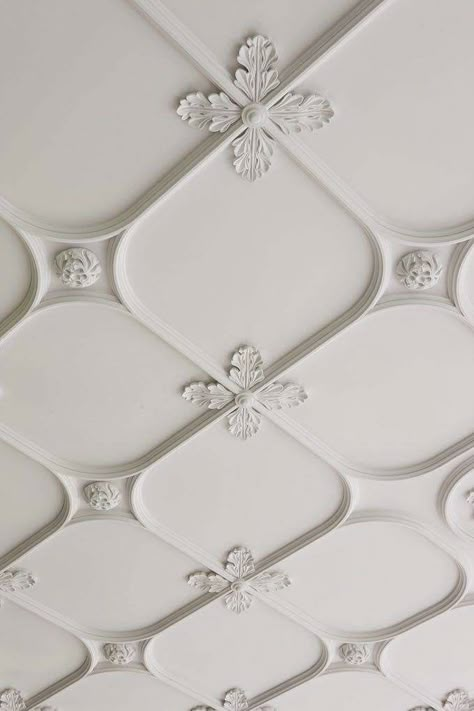 Wadia Associates, American Country House, Plaster Ceiling Design, Pop Design For Roof, Luxury Ceiling Design, Cornice Design, Pop False Ceiling Design, Pop Ceiling Design, House Ceiling Design