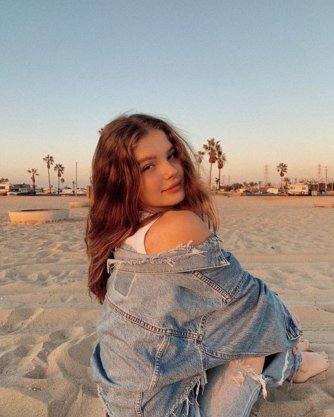 Ellie Thumann (@elliethumann) • Instagram photos and videos Ellie Thumann, Pose Fotografi, Photographie Portrait Inspiration, Model Pose, Model Poses Photography, Foto Poses, Family Photo Outfits, Photography Poses Women, Trik Fotografi