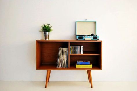 Mid Century Apartment, Mid Century Modern Sideboard, Sideboard Modern, Retro Sideboard, Midcentury Style, Vinyl Record Storage, Vinyl Storage, Record Storage, Modern Sideboard