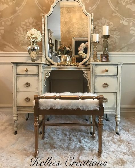 Vintage Makeup Vanity Aesthetic, Vintage Vanity Ideas, Rustic Makeup Vanity, Vintage Vanity Aesthetic, Spot Light Photoshoot, Vintage Makeup Vanity, Farmhouse Makeup Vanity, Cozy Room Ideas, Vintage Vanities