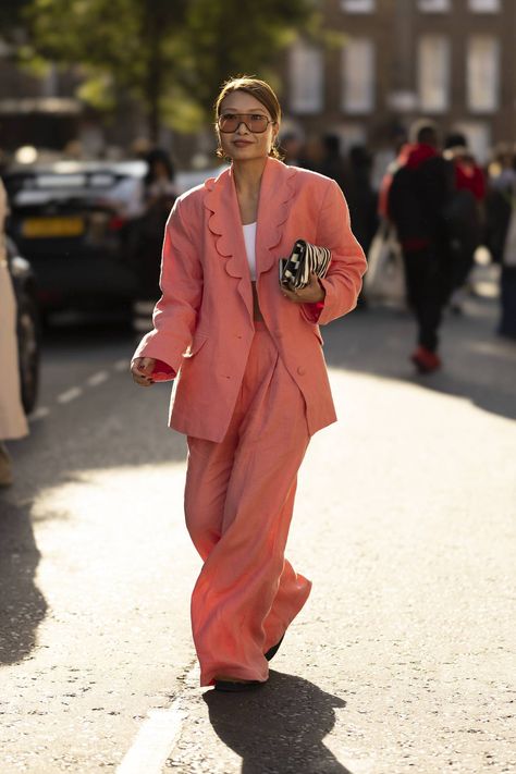 The Best Street Style From London Fashion Week Spring 2023 | Who What Wear Fashion Week Spring 2023, Look Rose, London Fashion Week Street Style, Kids Fashion Trends, Vintage Midi Dresses, Outfit Vintage, London Street Style, Looks Street Style, The Best Street Style