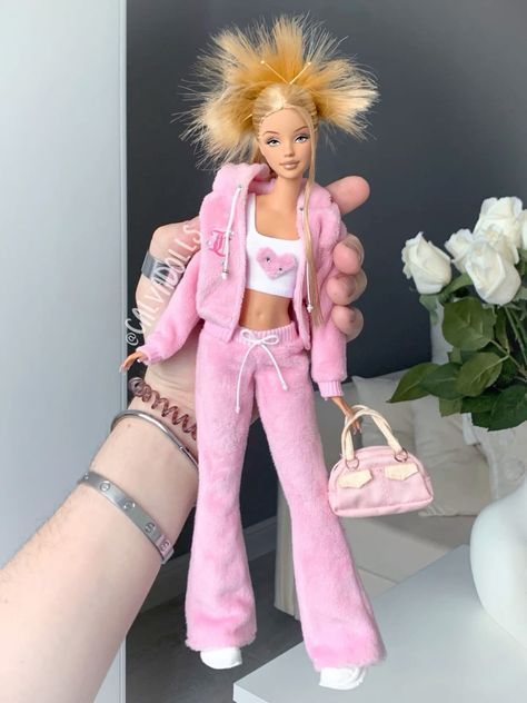 #madebyastridk #handmade #barbie #fashiondoll #dollphoto #barbiephotogallery #barbiecommunity #dollcommunity #barbieclothes #barbielife #dollstagram #instadoll Cute Barbie Dolls, Barbie Dolls Aesthetic, Barbie Photoshoot Ideas, Types Of Barbies, Barbie Makeover, Barbie And Ken Costume, 2000 Barbie, Classic Barbie, 2000s Outfit