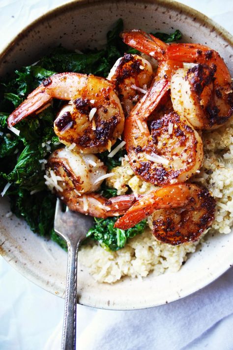 Spicy Shrimp Bowls with Parmesan Quinoa and Garlic Kale Parmesan Quinoa, Shrimp Bowls, Grilling Food, Shrimp And Quinoa, Garlic Kale, Shrimp Recipes Healthy, Overnight Oat, Healthy Shrimp, 21 Day Fix Meals