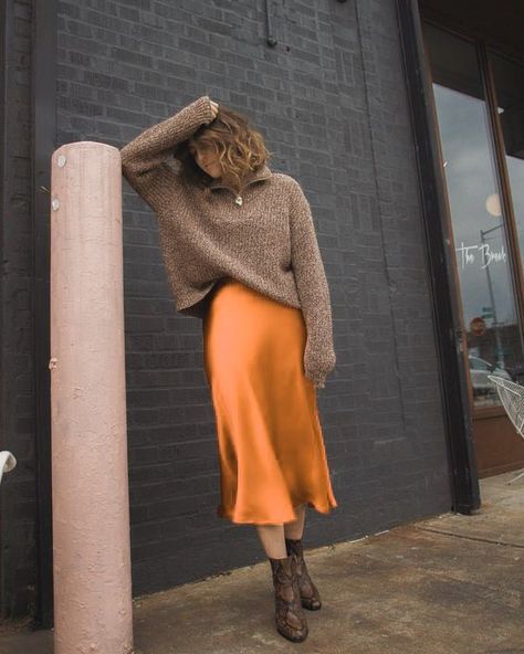 Orange Skirt Outfit, Silk Slip Skirt, Rock Outfit, Orange Skirt, Tumblr Outfits, Satin Midi Skirt, Mode Casual, Looks Street Style, Outfit Trends