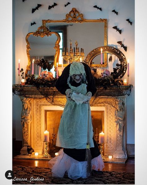 Old Haunted House Aesthetic, Halloween Entertainment, Spooky Halloween Food, Halloween Fireplace, Country Halloween, Halloween Tricks, Halloween Entertaining, Halloween Post, Halloween Mantel