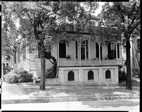 “Early dwelling, 222 S. Perry St.,” Montgomery, Alabama, 1939, by Frances Benjamin Johnston, via Library of Congress Prints and Photographs Division. A huge vine is growing beside the s… Old Southern Plantations, Abandoned Plantations, Antebellum South, Southern Mansions, Southern Architecture, Southern Plantations, Antebellum Homes, Revival Architecture, Old Mansions