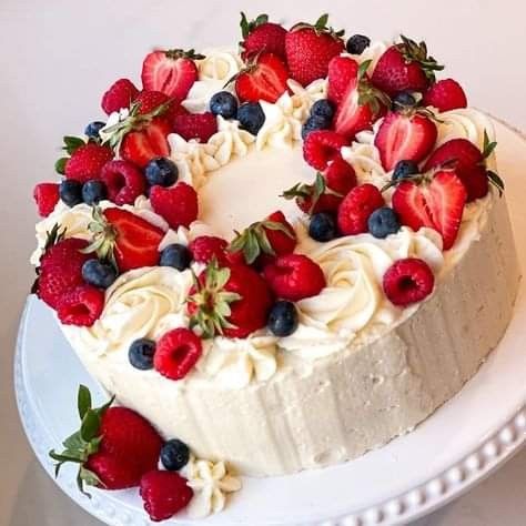 Berry Cake Ideas, Cake Decoration With Berries, Berry Chantilly Wedding Cake, Birthday Cake Berries, Berry Decorated Cake, Birthday Cake With Fruit Decoration, Chantilly Cake Decoration, Cake Decorating With Fruit, Birthday Cake With Berries