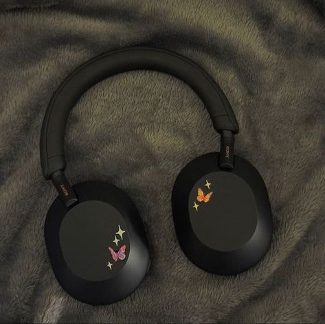 Headphone Decoration Black, Sonny Headphone, Decorated Headphones, Headphone Ideas, Headphone Aesthetic, Headphone Decoration, Headphones Aesthetic, Noise Canceling Headphones, Laptop Decoration