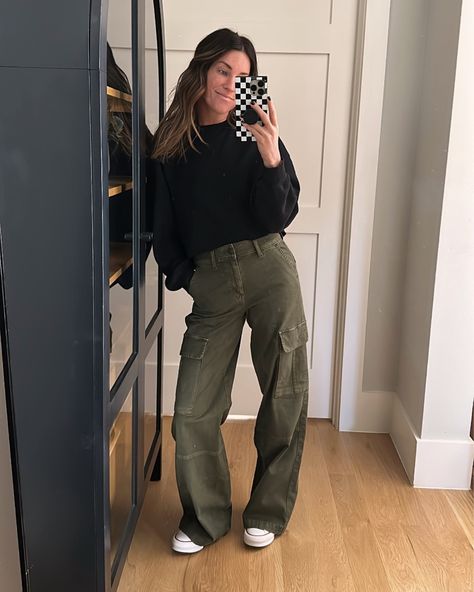 Cargo Outfits Women, Cargo Pants Women Outfit, Green Cargo Pants Outfit, How To Style Cargo Pants, Cargo Pants Outfit Women, Cargo Outfit, Cargo Pants Outfits, Cargo Pants Style, Pants Outfit Fall