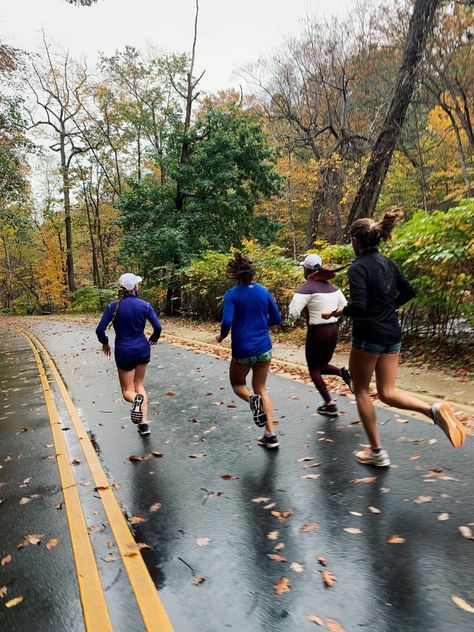 Marathon Signs, Running Books, Marathon Training Schedule, Running Friends, Fitness Vision Board, Nyc Marathon, Running Routine, Marathon Training Plan, Runners High