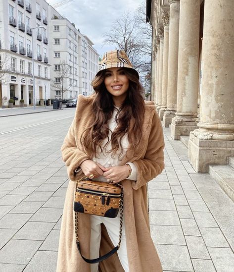 Winter Outfit 2022, Cute Winter Outfit, White Tracksuit, Burberry Outfit, Hat Outfit, Outfit 2022, Burberry Coat, Burberry Hat, Cute Winter Outfits