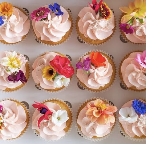 Flower Theme Dessert Table, Cupcake 9 Shape, Floral Themed Desserts, Bridgerton Cupcake Ideas, Pressed Flower Cupcakes, Wildflower Wedding Cupcakes, Wildflower Dessert Table, Wild Flower Cupcakes, Simple Flower Cupcakes