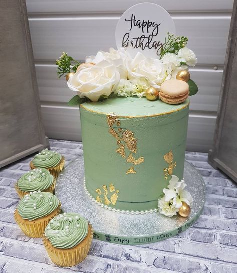 This colour ❤ slightly darker than first planned but looks amazing with a simple mix of creamy white flowers and the bright edible gold❤… Green Color Cake, Green Cake With Flowers, Green And White Cake, Green Flower Cake, Mint Green Birthday Cake, Green Colour Cake, Green Cake Design, Green And Gold Cake, Green Birthday Cake