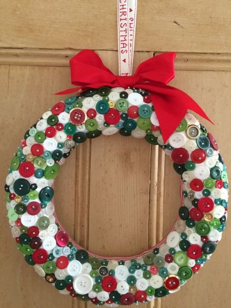 DIY Christmas Button Wreath – Sew Sensational Christmas Button Crafts, Diy Button Crafts, Button Wreath, Buttons Crafts Diy, Button Creations, Outdoor Christmas Tree, Christmas Buttons, Diy Buttons, Easy Christmas Crafts