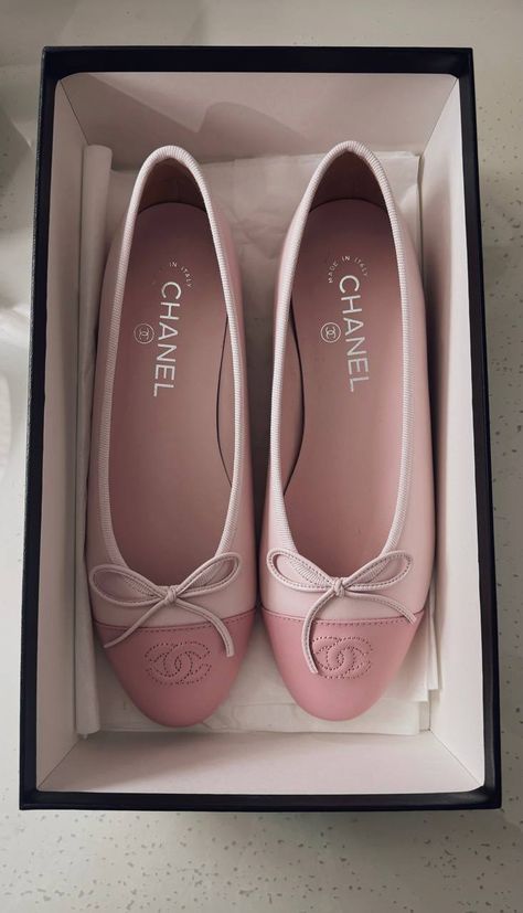 Chanel Ballerina, Ballet Flats Outfit, Pink Ballet Flats, Chanel Flats, Dr Shoes, Mode Chanel, Girl Closet, Pink Chanel, Girly Shoes