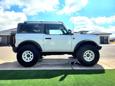 White 2 Door Bronco, White Ford Bronco 2022, Ford Bronco Two Door, Bronco Two Door, 2 Door Ford Bronco, Two Door Bronco, Bronco Modified, 2 Door Bronco, White Ford Bronco