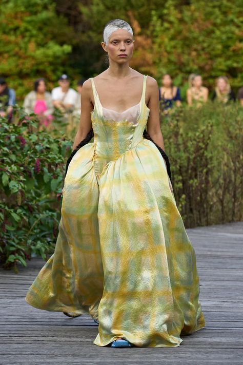 Hari Nef, Spring 2023 Ready To Wear, Trend Forecast, 2023 Ready To Wear, Goddess Dress, Womenswear Fashion, Half Skirt, Fashion Week Runway, Print Trends