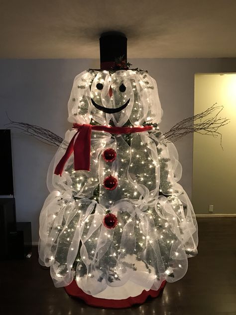 My Frosty the Snowman Christmas Tree ! Snowman Christmas Decorations, Creative Christmas Trees, Unique Christmas Trees, Snowman Christmas Tree, Cool Christmas Trees, Indoor Christmas Decorations, Indoor Christmas, Christmas Tree With Gifts, Christmas Tree Themes