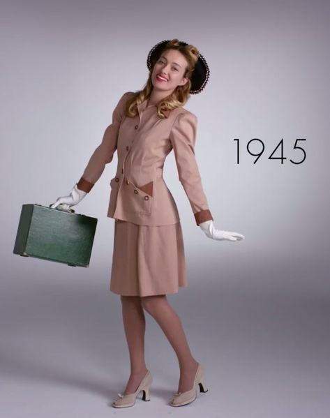 1945 Fashion, What Is Fashion, Popsugar Fashion, Fashion Videos, 1940s Fashion, Moda Vintage, Fashion 2018, Blazer Fashion, Historical Fashion