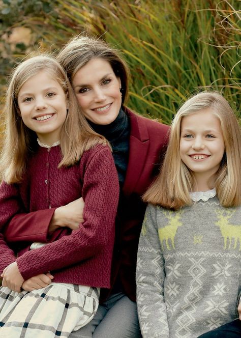 Best Photos of the Spanish Royal Family in 2016 Spain Royal Family, Royal Family Portrait, Royal Photography, Princess Of Spain, Royal Family Pictures, Spanish Royalty, Princess Letizia, Princess Leonor, Estilo Real