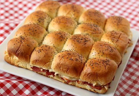 Baked Corned Beef and Swiss Hawaiian Sliders {5-ingredients} Ground Beef Sliders Recipes, Beef Sliders Recipes Hawaiian Rolls, Beef Sliders Recipes, Hawaiian Sandwiches, Ground Beef Sliders, Hawaiian Roll Sandwiches, Baked Corned Beef, Sliders Recipes Beef, Sliders Recipes Hawaiian Rolls