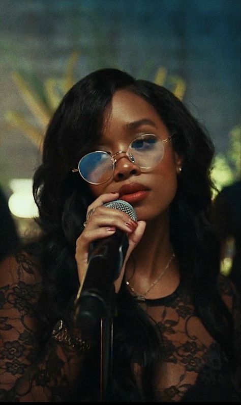 H.e.r Singer Aesthetic, Gabriella Wilson, Brown Barbie, Black Music Artists, Female Artists Music, H.e.r Singer, Vibe Board, Ella Mai, Celebrity Selfies