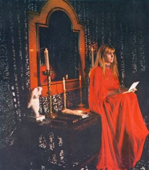 70s Occult, 70s Witch, Moda Hippie Chic, Talitha Getty, Vintage Occult, Thea Porter, The Love Witch, Vintage Editorials, Stile Boho Chic