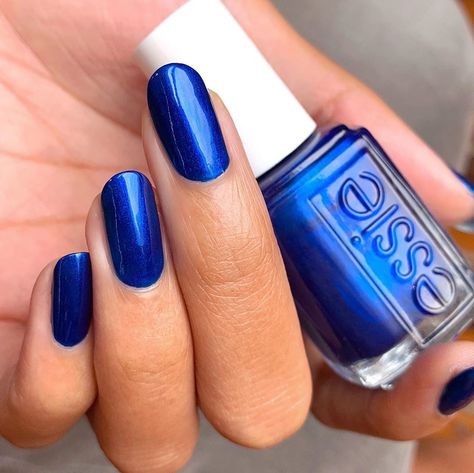 vacation in a bottle 🌊 splashing into the week with this sparkling sapphire #arubablue by Essie mani Nail Color Blue, Metallic Blue Nails, Hands Pretty, Navy Blue Nail Polish, Blue Nail Polish Colors, Toe Colors, Dark Blue Nail Polish, Opi Manicure, Sapphire Nails