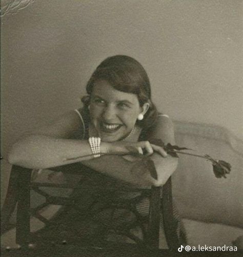 Silvia Plath, Sylvia Plath Poems, Plath Poems, Writers And Poets, The Bell Jar, Sylvia Plath, Roman Empire, Poets, Role Models