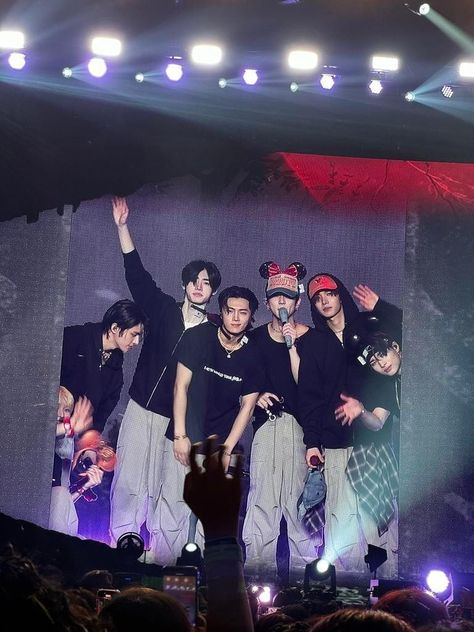 Enhypen Ot7 Concert, Enhypen On Stage, Enhypen Concert Photos, Enhypen Ot7 Wallpaper, Enhypen Fate Tour, Enhypen Concert, We Always Love You, Jake Park, Fancy Accessories