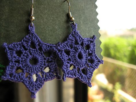 birthday earrings! Birthday Earrings, Crochet Jewlery, Creeper Minecraft, Crochet Jewelry Patterns, Crochet Earrings Pattern, Birthday Today, A Hook, Crochet Hook Sizes, Earring Patterns