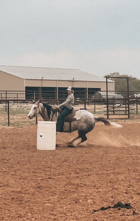 Fake Horse Riding Snaps, Country Snaps, Horse Disciplines, Rodeo Lifestyle, Barrel Racing Aesthetic, Barrel Racing Photography, Western Riding Clothes, Barrel Train, Barrel Horses