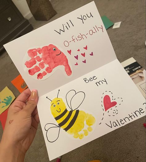 Valentine’s Day Infant Handprint and Footprint Art DIY Card “Will You O-Fishally Bee My Valentine” ❤️ Baby Art Crafts, Bee My Valentine, Preschool Valentine Crafts, Toddler Valentine Crafts, Infant Art, Holiday Crafts Gifts, Cute Valentines Card, Toddler Painting, Valentine Craft