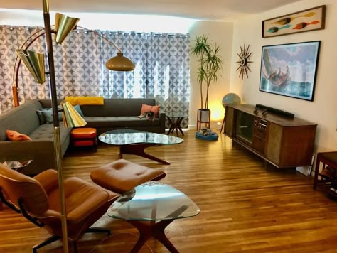 Mid Century Studio Apartment, Mcm Home Decor, Mid Century Living Room 1950s, 70s Living Room Conversation Pit, 70s Home Conversation Pit, Mid Century House Decor, 70s House Conversation Pit, 70s House Sofa In Floor, Interior Design Mid Century Modern