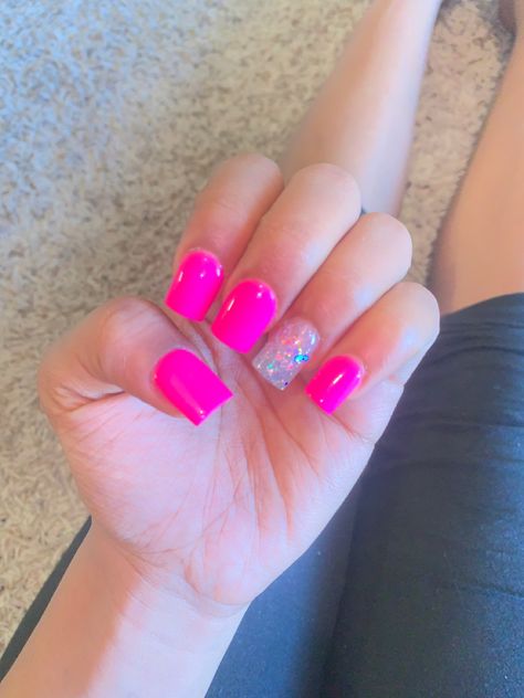 If you want to look good save my pins to give you ideas . To give you ur dream look😍 Short Acrylic Nails Hot Pink, Shorties Nails Pink, Hot Pink Short Nails, Hot Pink Nails Short, Pink Short Nails Ideas, Cute Baddie Nails Short, Cute Hot Pink Nails, Short Hot Pink Nails, Baddie Short Acrylic Nails