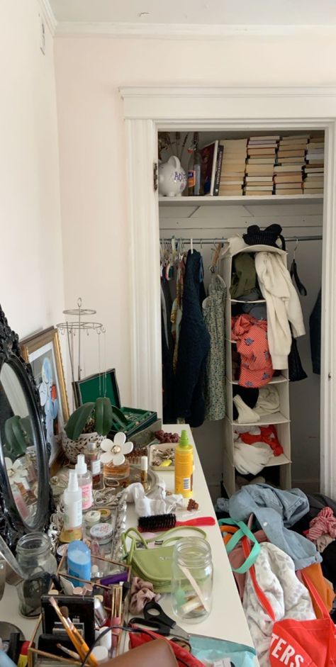 Closet Messy Aesthetic, Mess Room Aesthetic, Messy Closet Aesthetic, Messy Girl Room, Messy Bedroom Aesthetic, Messy Room Aesthetic, Capsule Wardrobe Office, Small Closet Hacks, Closet Organization Hacks