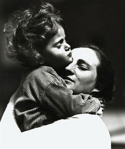 Mother And Child Henri Cartier Bresson, Mors Dag, Black White Photos, Mother And Baby, Pablo Picasso, Vintage Photographs, Mothers Love, Mother And Child, Black And White Photography