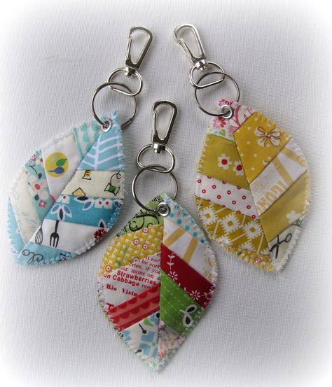 My friend Leila makes the most amazing quilted items. She just released a pattern for these scrappy leaf key fobs in her Etsy shop... Penanda Buku, Scrap Fabric Projects, Love Sewing, Sewing Projects For Beginners, Sewing Gifts, Fabric Projects, Sewing For Beginners, Sewing Patterns Free, Free Sewing