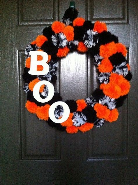 Pompom Crafts, Pom Wreath, Pom Crafts, Pom Pom Rug, Pom Pom Wreath, Halloween Wreaths, Pom Pom Crafts, Crafts To Make And Sell, Easter Crafts For Kids