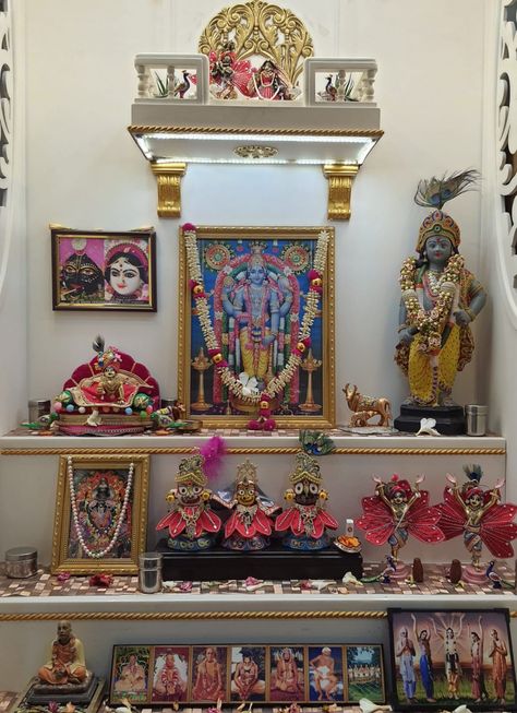 Hindu Mandir Home Puja Room, God Temple Design For Home, Prayer Room Ideas Hindu, God Room Designs Hindu, Temple Design For Home Hindu, Pooja Room Door Design Traditional, Puja Room Design Indian, Temple Ideas, Arte Ganesha