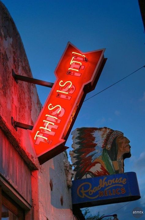 Austin Murals, Austin Bucket List, Old Neon Signs, Show Me A Sign, Neon Vintage, Retro Signs, Vintage Signage, Cool Signs, Give Me A Sign