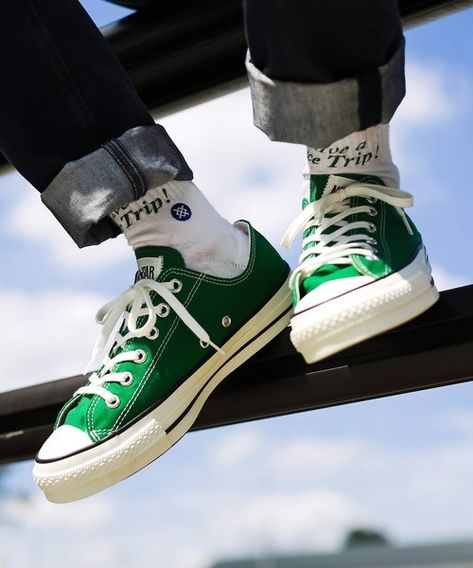 Green Converse Outfit Men, Tuff Outfits, Green Converse Outfit, Converse Outfit Men, Converse Photography, Kurt Cobain Style, Converse Outfit, Clothes Reference, Green Converse