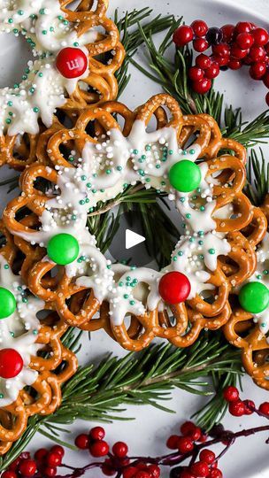 Pretzel Wreath, Chocolate Pretzels Christmas, Gluten Free Christmas Desserts, Wreath Recipe, Christmas Pretzels, Gluten Free Pretzels, Pretzel Twists, Chocolate Festival, Gluten Free Christmas