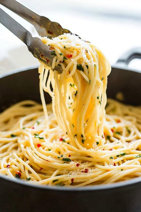 Pasta With Light Sauce, Butter Garlic Spaghetti, Easy Spaghetti Noodle Recipes, Pasta Olive Oil, Pasta Simple, Aglio Olio Pasta Recipes, Spaghetti Pasta Recipes, Pasta Aglio, Simple Pasta Dishes