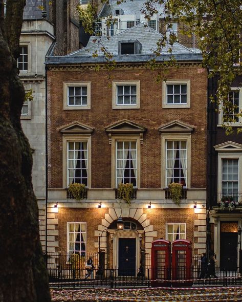 Berkeley square, This Town house was built between1742-44 by William Kent for Lady Isabella Finch. It is Part of the best surviving terrace… | Instagram London England Photography, London Terrace House, Dream House Bedroom, Townhouse Exterior, San Myshuno, Berkeley Square, Townhouse Interior, Town Houses, London Houses