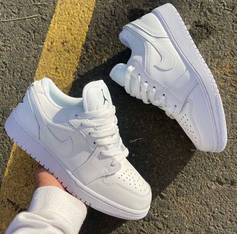 Pretty Sneakers, Nike Fashion Shoes, Pretty Shoes Sneakers, All Nike Shoes, Nike Air Shoes, Cute Nike Shoes, Old Shoes, Fresh Shoes, Hype Shoes