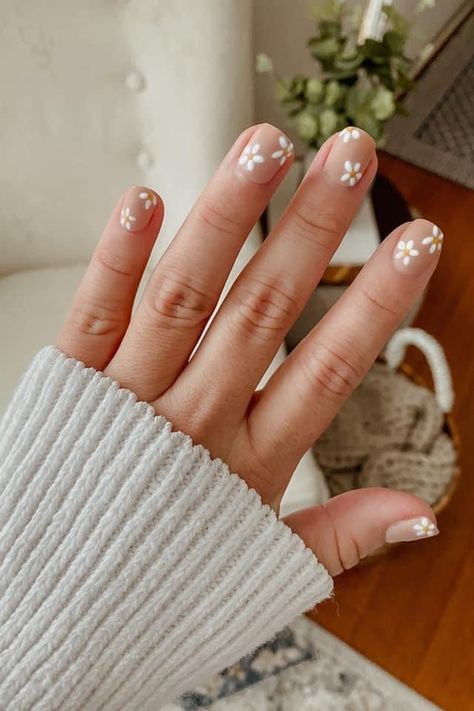 Short Nail White, Nail Autumn 2022, Nail Colors 2022, Daisy Nail Designs, Spring Almond Nails, Pastel Nail Colors, Nail Autumn, Nail Elegant