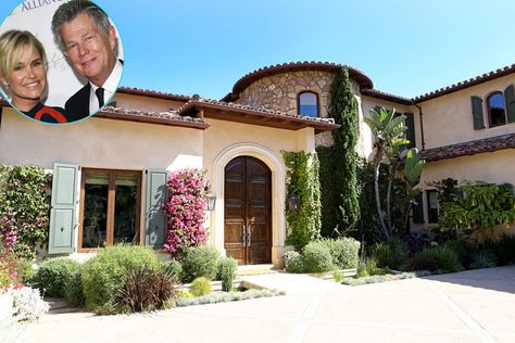 Yolanda Foster David Foster Move Out of Their Malibu Mansion Photos | The Daily Dish Yolanda Hadid Malibu Home, Yolanda Hadid House, Yolanda Foster Home, Malibu Mansion, Yolanda Foster, Moving Apartment, Bravo Tv, Housewives Of Beverly Hills, Moving Out